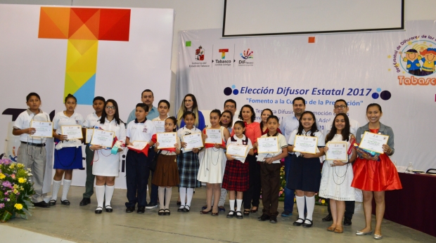 Grupo de niñas  y niños ganadores presentando sus reconocimientos.
