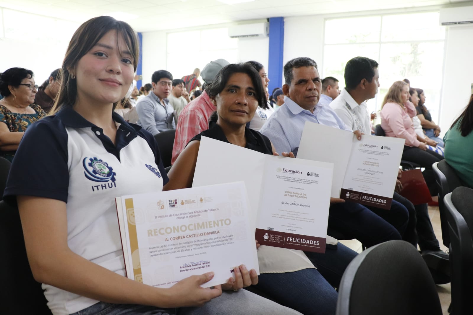Entrega de reconocimientos AlfabetizaTec en Huimanguillo
