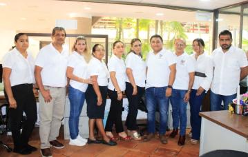 Foto de el personal del Instituto porta playera blanca como símbolo de honestidad, transparencia y responsabilidad 