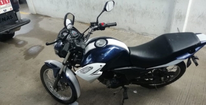 Policías de Cárdenas recuperan una motocicleta con reporte de robo.