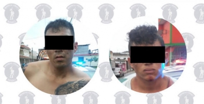 En reacción inmediata, Policías Estatales aseguran a dos masculinos por robo a comercio ejecutado con violencia y una motocicleta; recuperando el botín en la  colonia José María Pino Suárez.