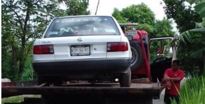 Recuperan vehículo Nissan tipo Tsuru blanco en Cárdenas.