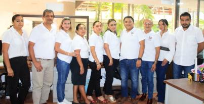 Foto de el personal del Instituto porta playera blanca como símbolo de honestidad, transparencia y responsabilidad 