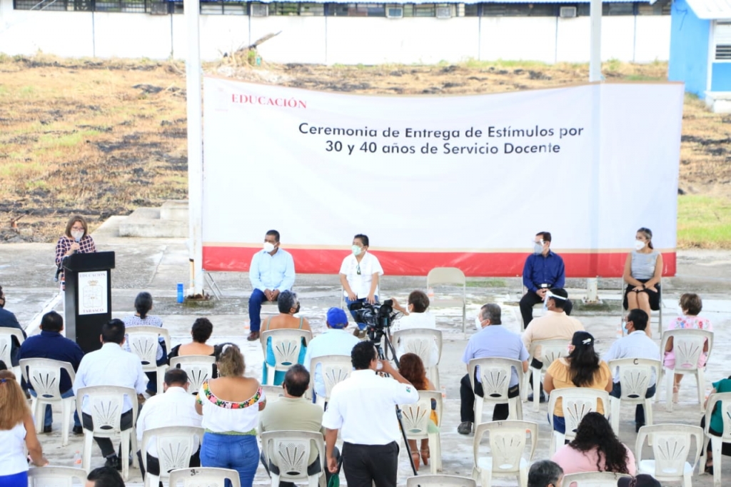 Entrega Estímulos Docentes Huimanguillo 6.jpg