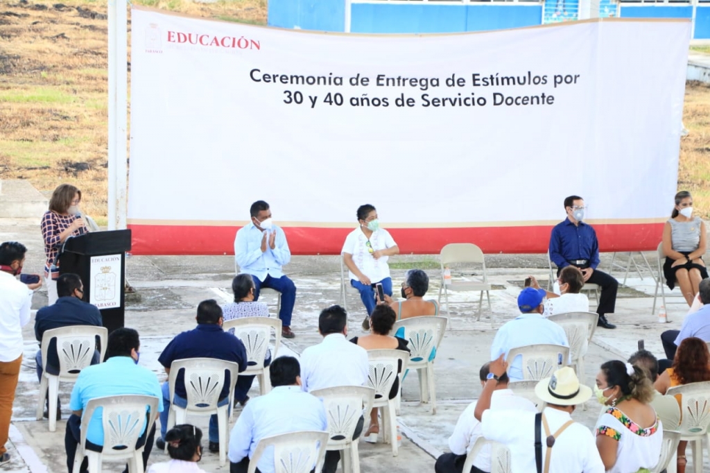 Entrega Estímulos Docentes Huimanguillo 8.jpg