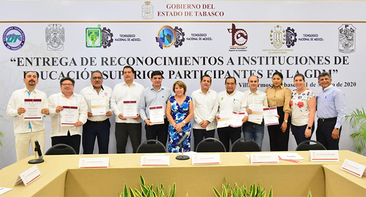 Entrega de reconocimientos (2).png