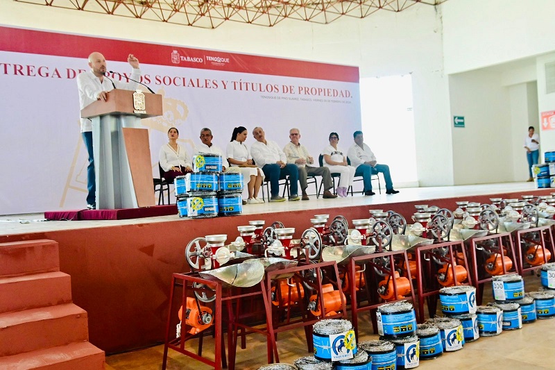 3.- Entrega de apoyos sociales y títulos de propiedad (5).jpg