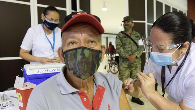 Aplicación de vacunas Centro de Convenciones (5).jpeg