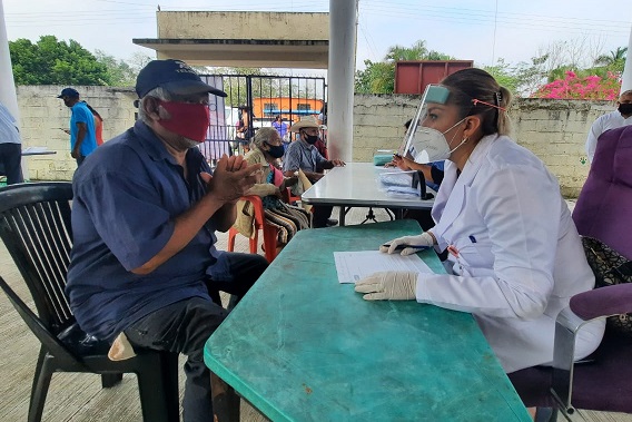 Aplicación de vacunas en el Ejido La Chonita (5).jpeg