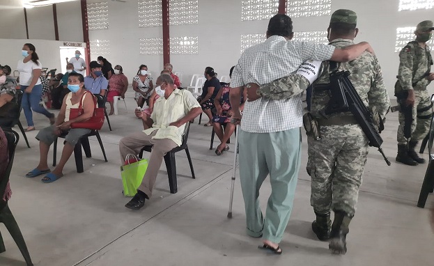 Aplicación de vacunas en el poblado Gregorio Méndez (1).jpeg