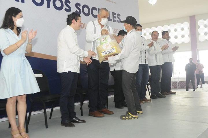 ENTREGA DE APOYOS SOCIALES (7).jpg