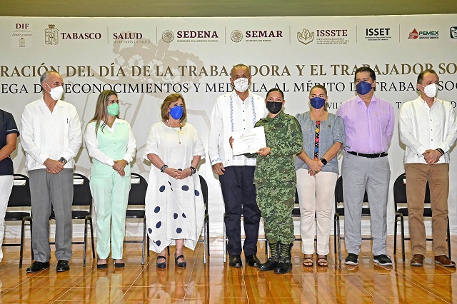 ENTREGA DE RECONOCIMIENTOS Y MEDALLA AL MÉRITO EN TRABAJO SOCIAL 19082022 (13).jpg