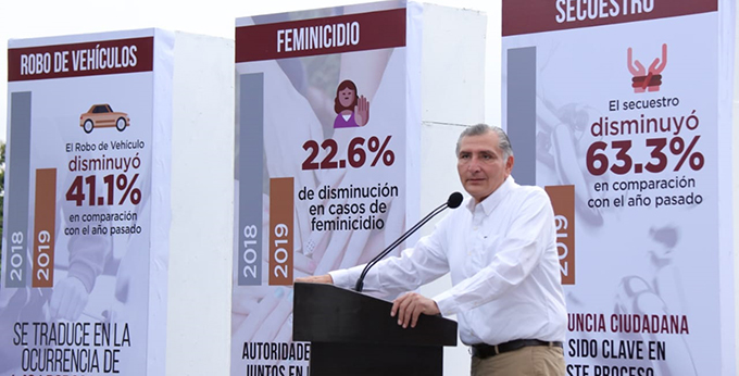 FOTO AALH ENTREGA DE VEHÚCULOS FGE (10).jpeg