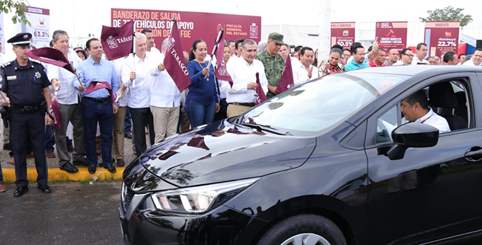 FOTO AALH ENTREGA DE VEHÚCULOS FGE (15).jpeg