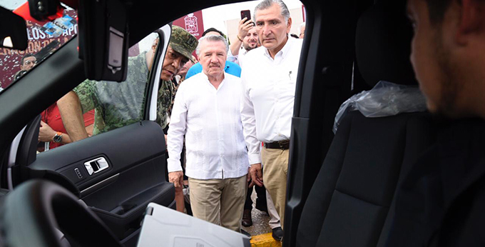 FOTO AALH ENTREGA DE VEHÚCULOS FGE (23).jpeg