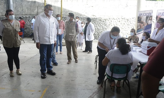 FOTO AALH SUPERVISA VACUNACIÓN EN TEAPA (32).jpeg