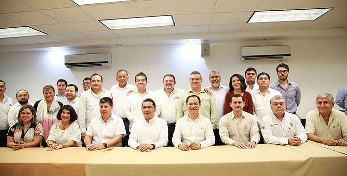 FOTO CONVENIO CON EMPRESARIOS (2).JPG