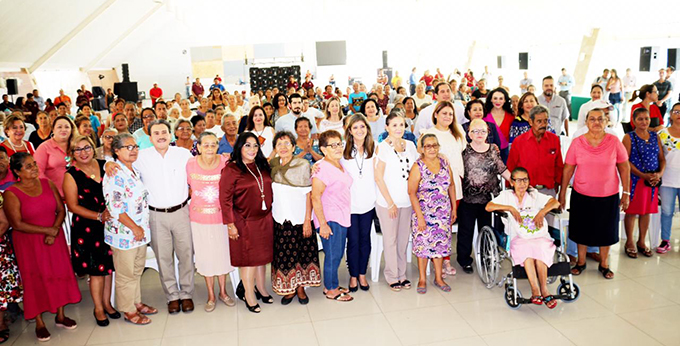 FOTO DIF ENTREGA DE LENTES (1).jpg