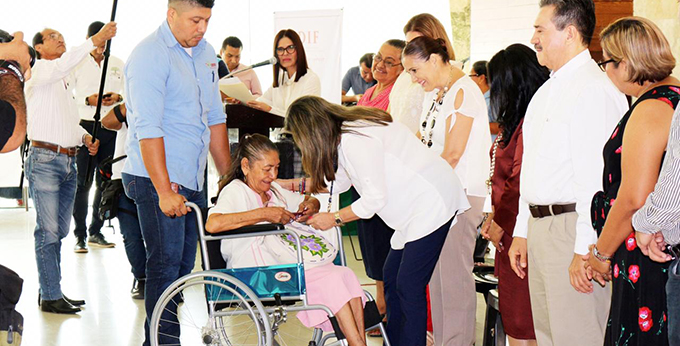 FOTO DIF ENTREGA DE LENTES (2).jpg