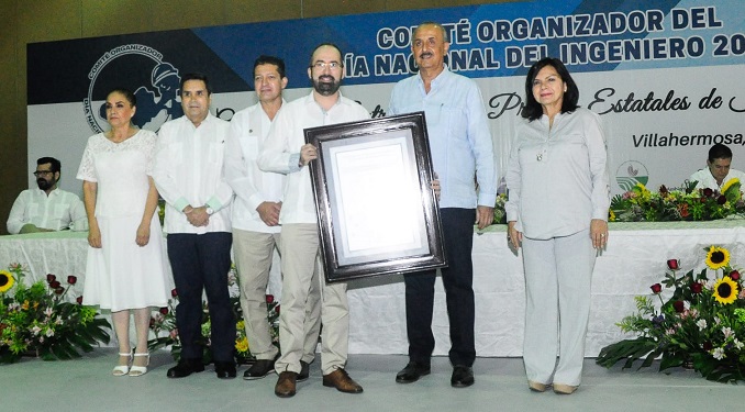 FOTO GOBERNADOR DÍA DEL INGENIERO  (7).jpeg