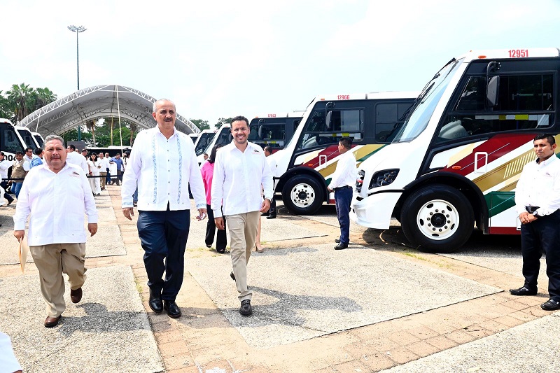 FOTO GOBERNADOR ENTREGA DE UNIDADES  (6).jpeg