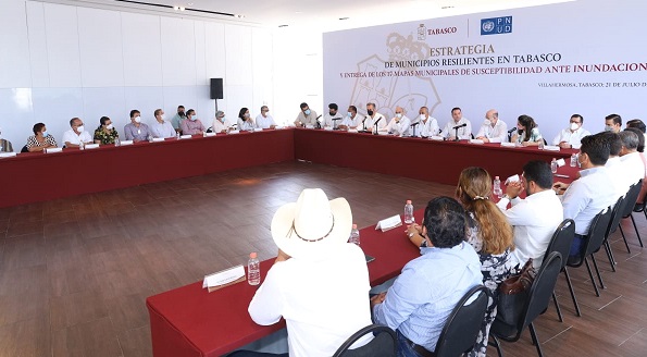 FOTO GOBERNADOR ENTREGA SUSCEPTIBILIDAD ANTE INUNDACIONES  (1).jpeg