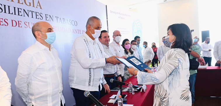 FOTO GOBERNADOR ENTREGA SUSCEPTIBILIDAD ANTE INUNDACIONES  (7).jpeg