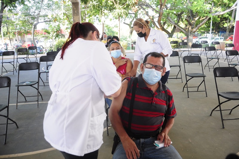 VACUNACIÓN CENTRO 21042022 (10).jpg