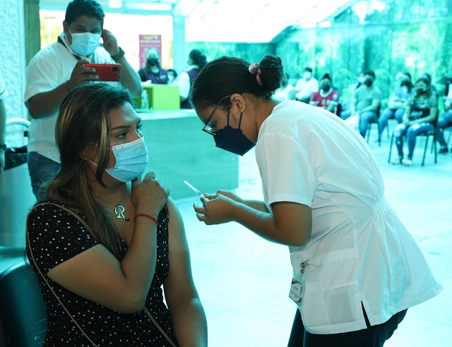 VACUNACIÓN CENTRO SEDE PAPAGAYO (4).jpg