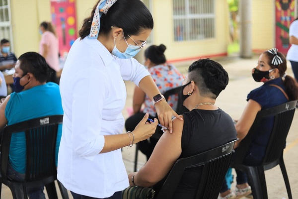 VACUNACIÓN CENTRO-SEDE ESTANZUELA 18102021 (6).jpg