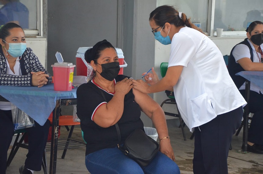 VACUNACIÓN CENTRO-SEDE GAVIOTAS 27012022 (15).jpg