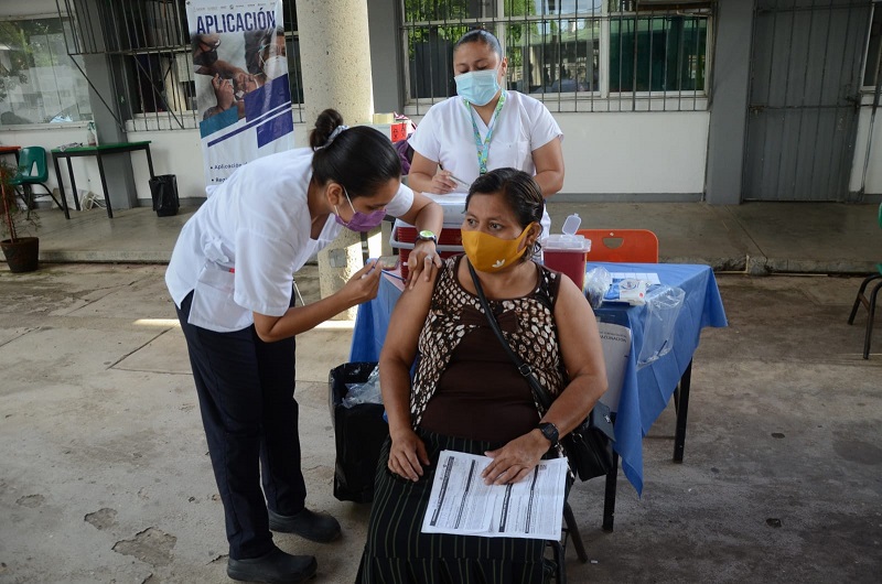 VACUNACIÓN CENTRO-SEDE PLANTEL 30 GAVIOTAS (13).jpg
