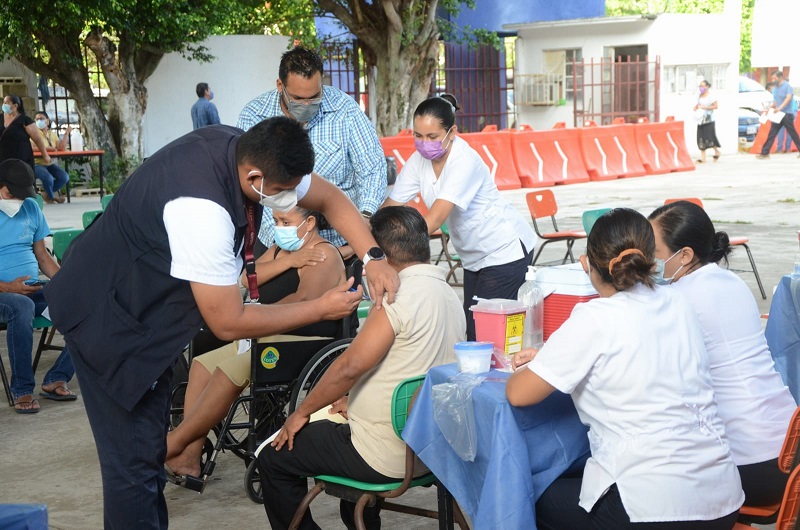 VACUNACIÓN CENTRO-SEDE PLANTEL 30 GAVIOTAS (21).jpg