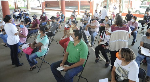 VACUNACIÓN EN CENTRO (25).jpeg